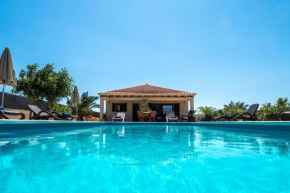 Modernes und neuwertiges Ferienhaus mit großer teilweise überdachter Terrasse und privatem Pool im umzäunten Garten